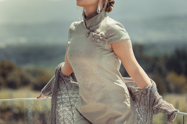 Sexy Clutches: How to Buy & Wear a Designer Clutch Bag